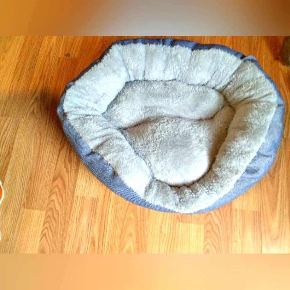 Like new pet bed